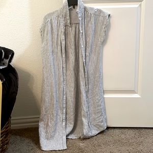 Cute midi dress with light navy stripes a small pocket on the left of the dress,